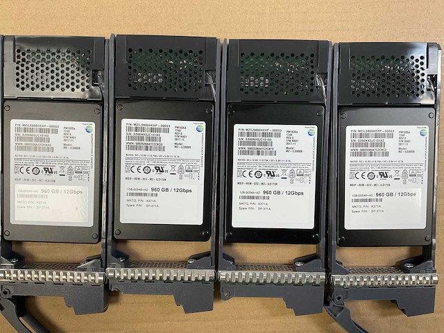 Netapp (naj-1501) - 24x 900 gb sas hybrid double controlller storage array - afbeelding 2 van  10
