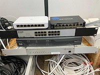 Netgear, cisco switches en kabels - afbeelding 10 van  11