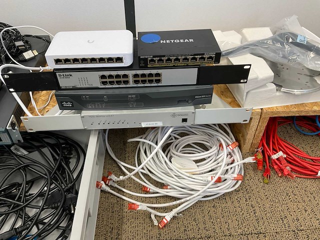 Netgear, cisco switches en kabels - afbeelding 9 van  11