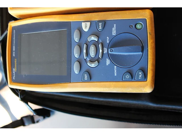 Netwerkkabelcertificeringstester fluke dtx-1800 met bijbehorende smart remote in koffer. - afbeelding 2 van  4