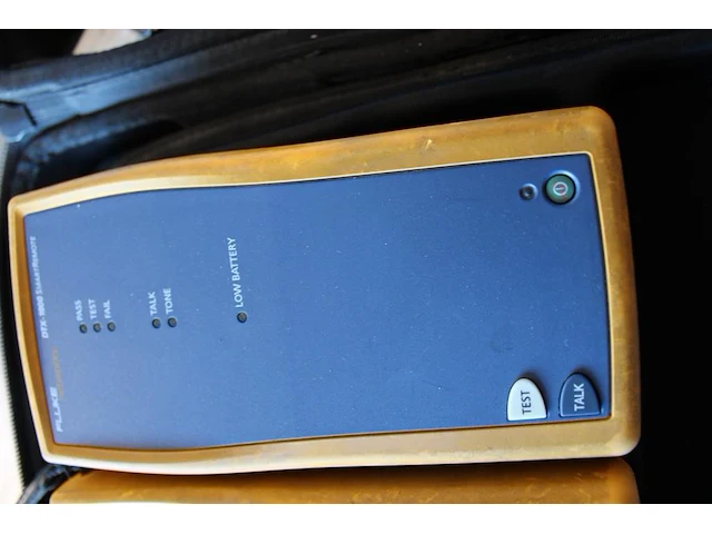 Netwerkkabelcertificeringstester fluke dtx-1800 met bijbehorende smart remote in koffer. - afbeelding 3 van  4
