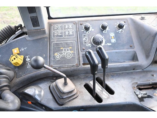New holland - 1998 - tm135 - vierwielaangedreven landbouwtractor - afbeelding 21 van  33