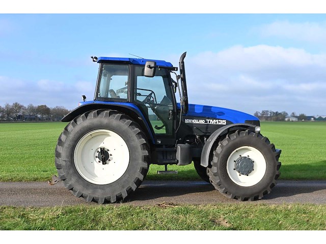 New holland - 1998 - tm135 - vierwielaangedreven landbouwtractor - afbeelding 2 van  33