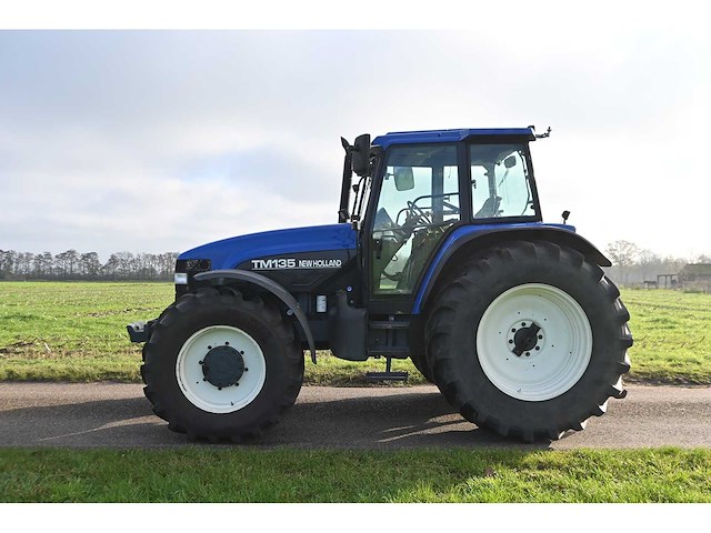 New holland - 1998 - tm135 - vierwielaangedreven landbouwtractor - afbeelding 28 van  33