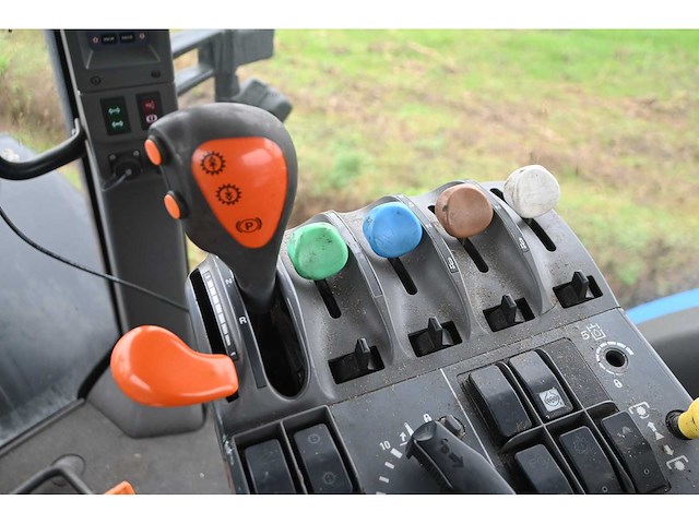 New holland - 2003 - tg230 - vierwielaangedreven landbouwtractor - afbeelding 16 van  35