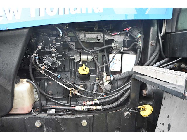 New holland - 2003 - tg230 - vierwielaangedreven landbouwtractor - afbeelding 13 van  35