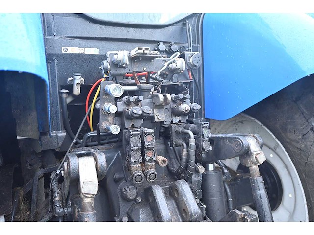 New holland - 2007 - t7030 - vierwielaangedreven landbouwtractor - afbeelding 10 van  35