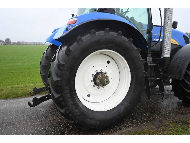 New holland - 2007 - t7030 - vierwielaangedreven landbouwtractor - afbeelding 15 van  35
