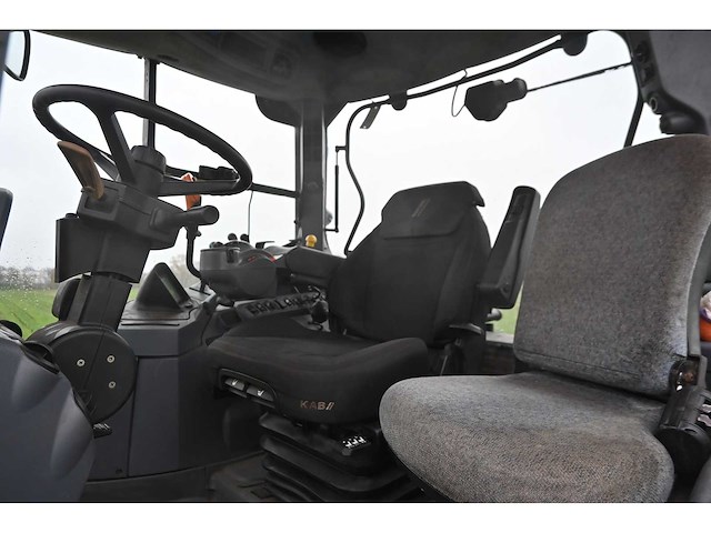 New holland - 2007 - t7030 - vierwielaangedreven landbouwtractor - afbeelding 18 van  35