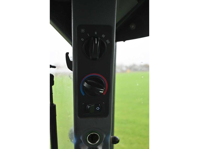 New holland - 2007 - t7030 - vierwielaangedreven landbouwtractor - afbeelding 20 van  35