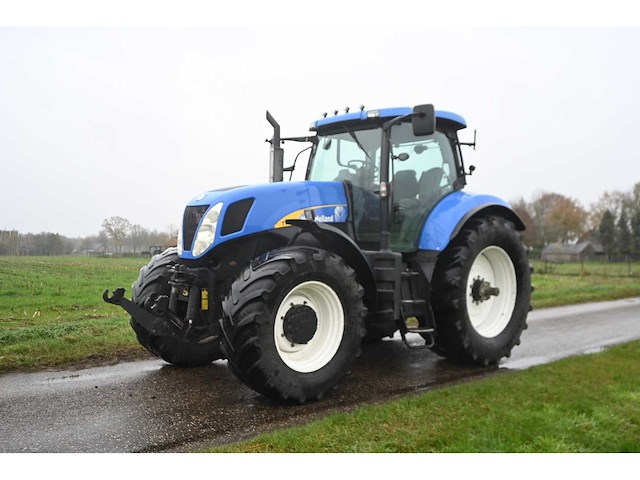 New holland - 2007 - t7030 - vierwielaangedreven landbouwtractor - afbeelding 12 van  35