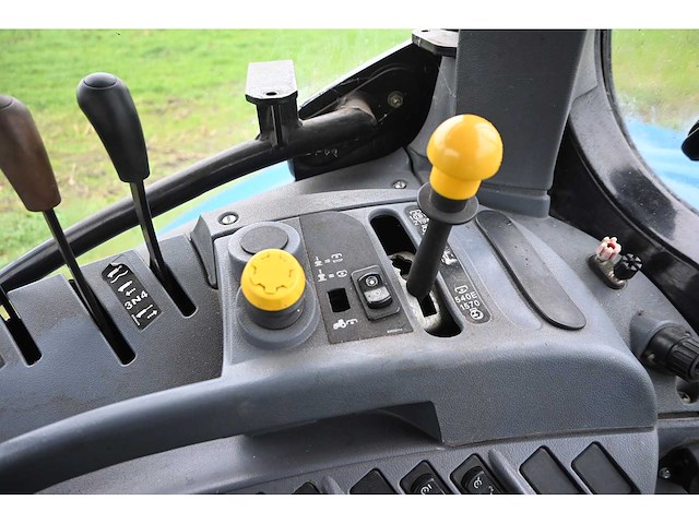New holland - 2007 - t7030 - vierwielaangedreven landbouwtractor - afbeelding 24 van  35