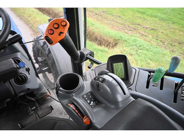 New holland - 2007 - t7030 - vierwielaangedreven landbouwtractor - afbeelding 25 van  35