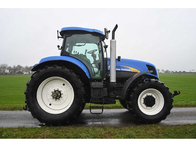 New holland - 2007 - t7030 - vierwielaangedreven landbouwtractor - afbeelding 35 van  35
