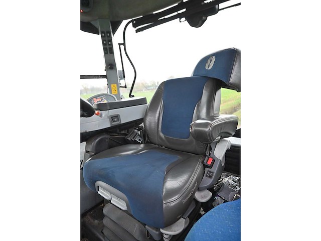 New holland - 2011 - t7070 - vierwielaangedreven landbouwtractor - afbeelding 16 van  39