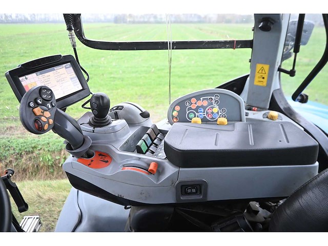New holland - 2011 - t7070 - vierwielaangedreven landbouwtractor - afbeelding 17 van  39
