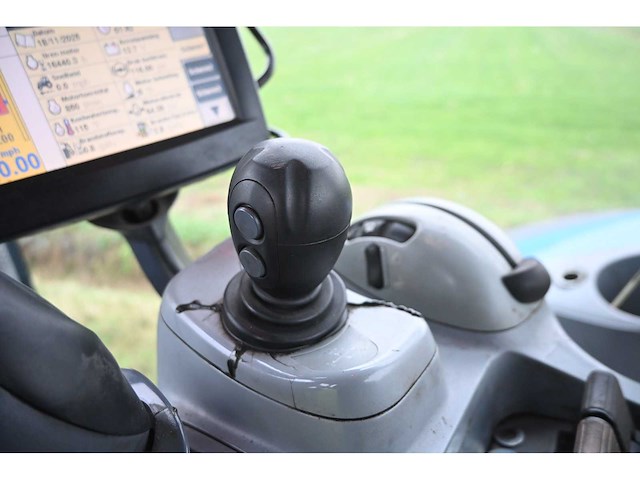 New holland - 2011 - t7070 - vierwielaangedreven landbouwtractor - afbeelding 20 van  39