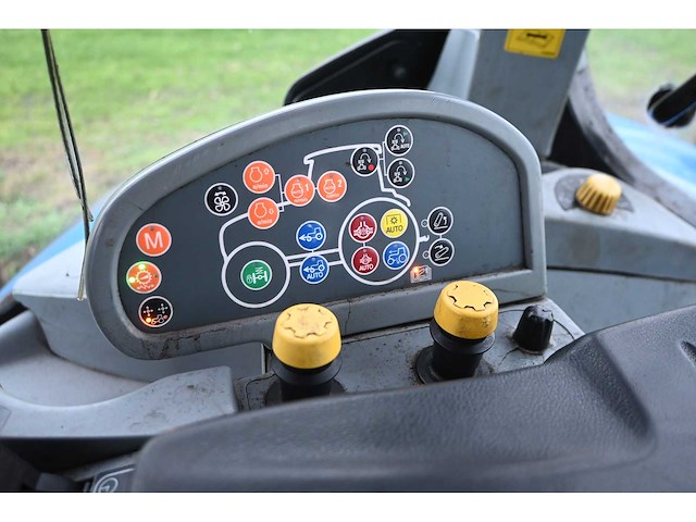 New holland - 2011 - t7070 - vierwielaangedreven landbouwtractor - afbeelding 21 van  39