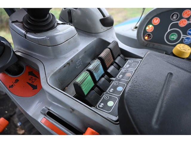 New holland - 2011 - t7070 - vierwielaangedreven landbouwtractor - afbeelding 22 van  39