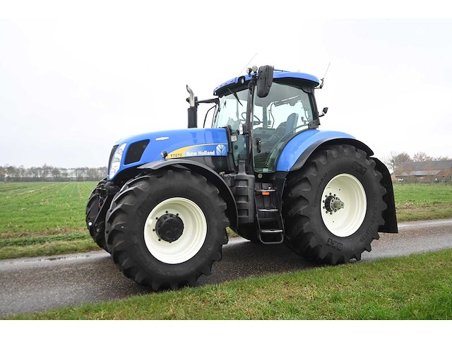 New holland - 2011 - t7070 - vierwielaangedreven landbouwtractor - afbeelding 12 van  39