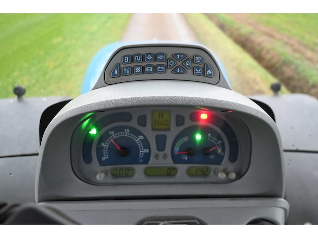 New holland - 2011 - t7070 - vierwielaangedreven landbouwtractor - afbeelding 26 van  39