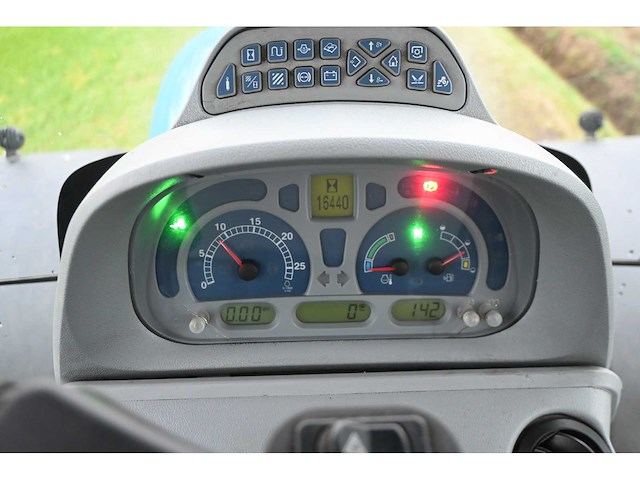 New holland - 2011 - t7070 - vierwielaangedreven landbouwtractor - afbeelding 27 van  39