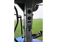 New holland - 2011 - t7070 - vierwielaangedreven landbouwtractor - afbeelding 28 van  39