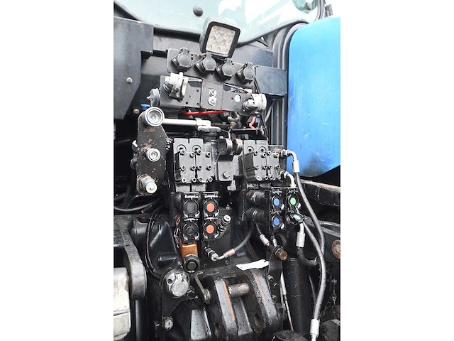 New holland - 2011 - t7070 - vierwielaangedreven landbouwtractor - afbeelding 30 van  39