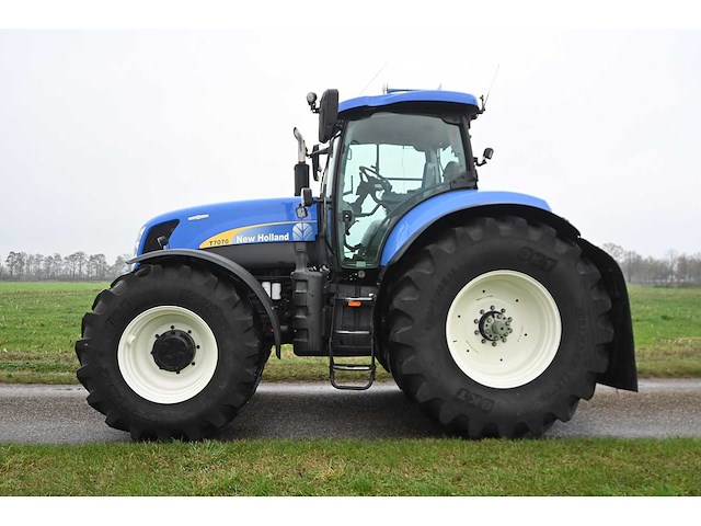 New holland - 2011 - t7070 - vierwielaangedreven landbouwtractor - afbeelding 23 van  39