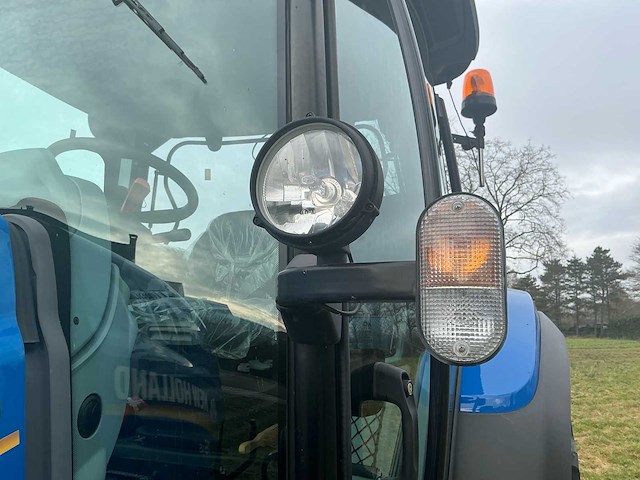 New holland - 2023 - t6.145 - vierwielaangedreven landbouwtractor - afbeelding 47 van  53