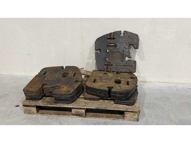 New holland 45kg frontgewicht (12x) - afbeelding 1 van  6