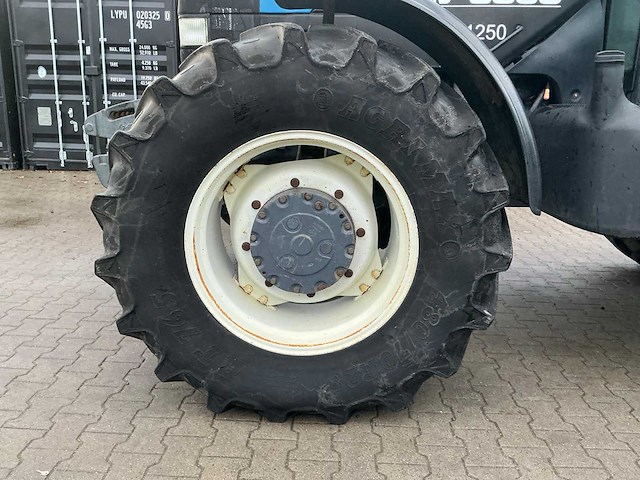 New holland 8360 vierwielaangedreven landbouwtractor - afbeelding 9 van  46
