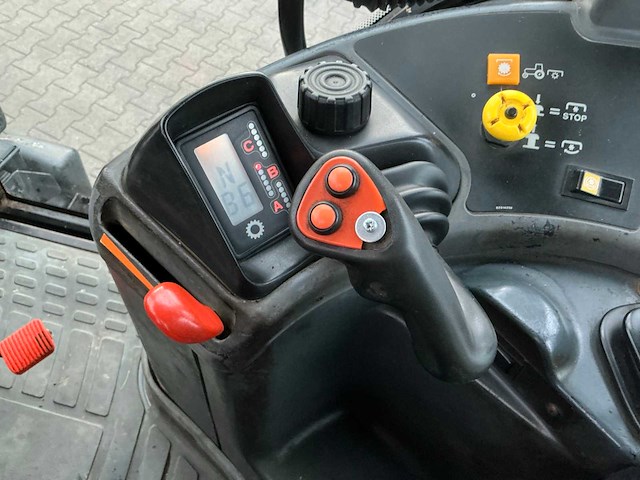 New holland 8360 vierwielaangedreven landbouwtractor - afbeelding 19 van  46