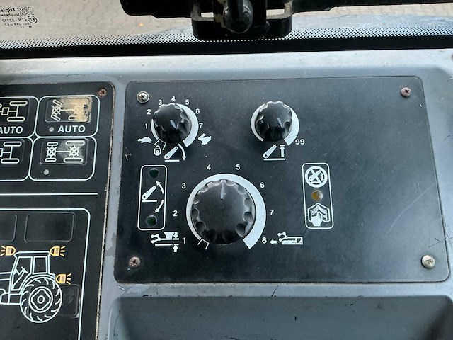 New holland 8360 vierwielaangedreven landbouwtractor - afbeelding 26 van  46