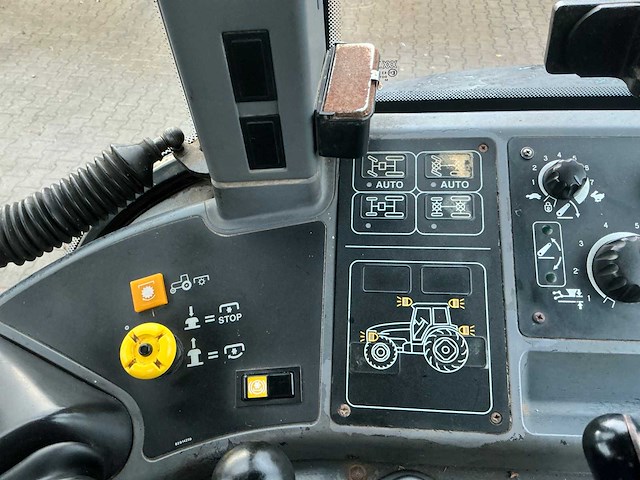 New holland 8360 vierwielaangedreven landbouwtractor - afbeelding 27 van  46