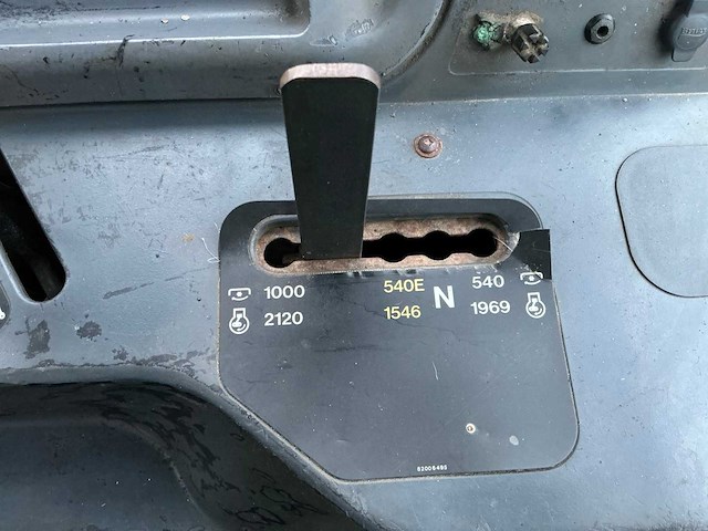 New holland 8360 vierwielaangedreven landbouwtractor - afbeelding 28 van  46