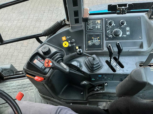 New holland 8360 vierwielaangedreven landbouwtractor - afbeelding 31 van  46