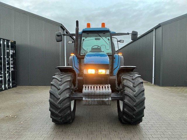New holland 8360 vierwielaangedreven landbouwtractor - afbeelding 44 van  46
