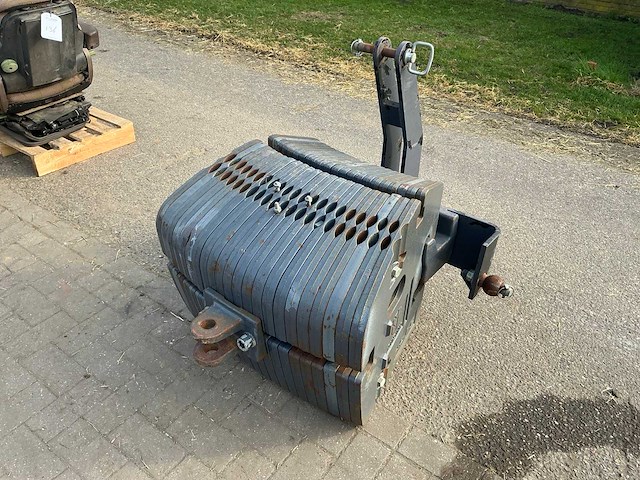 New holland frontgewicht set ‘990 kg’ - afbeelding 1 van  5