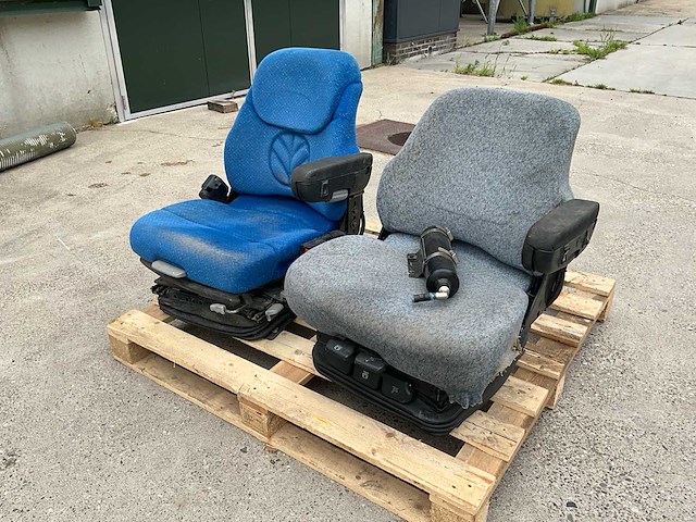 New holland luchtgeveerde stoel (2x) - afbeelding 1 van  13