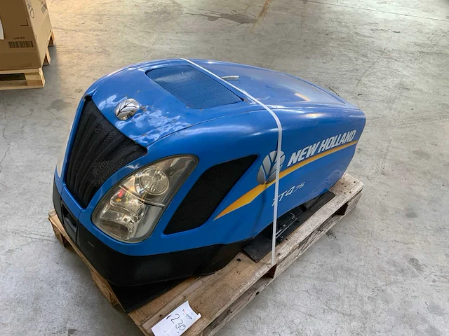 New holland tt4.75 motorkap - afbeelding 1 van  8