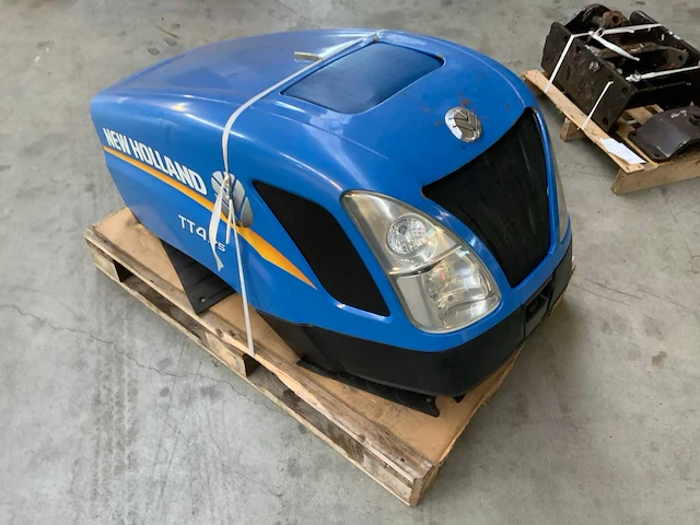 New holland tt4.75 motorkap - afbeelding 5 van  8