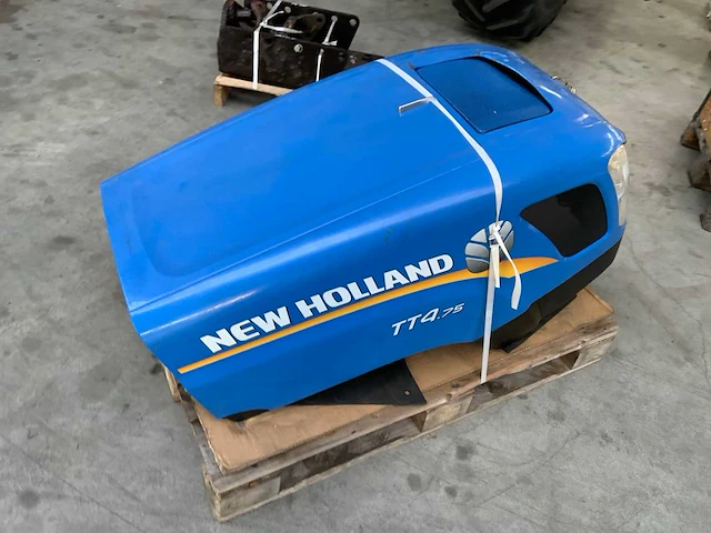 New holland tt4.75 motorkap - afbeelding 7 van  8
