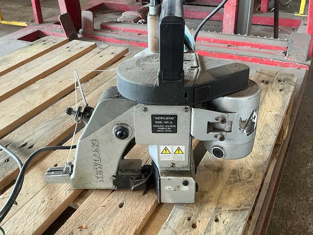 Newlong np-8 zakken naaimachine - afbeelding 1 van  13