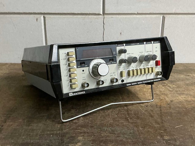 Newtronics 200spc sweep/puls/functie generator - afbeelding 1 van  4