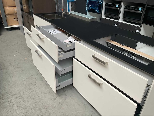 Next125 keukeneiland met colorglass aanrecht en blum ladegeleiders - afbeelding 1 van  6