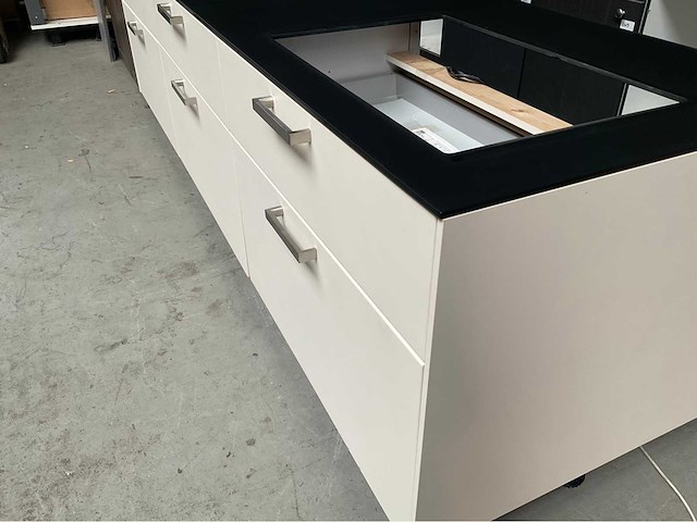 Next125 keukeneiland met colorglass aanrecht en blum ladegeleiders - afbeelding 4 van  6