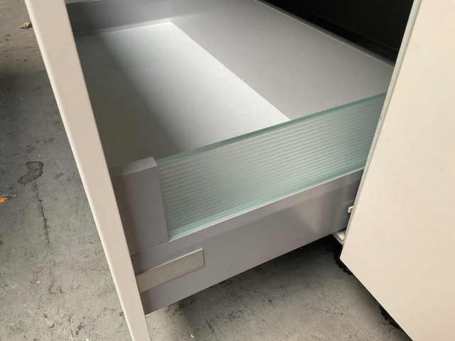 Next125 keukeneiland met colorglass aanrecht en blum ladegeleiders - afbeelding 9 van  11