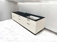 Next125 keukeneiland met colorglass aanrecht en blum ladegeleiders - afbeelding 1 van  11