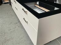 Next125 keukeneiland met colorglass aanrecht en blum ladegeleiders - afbeelding 5 van  11